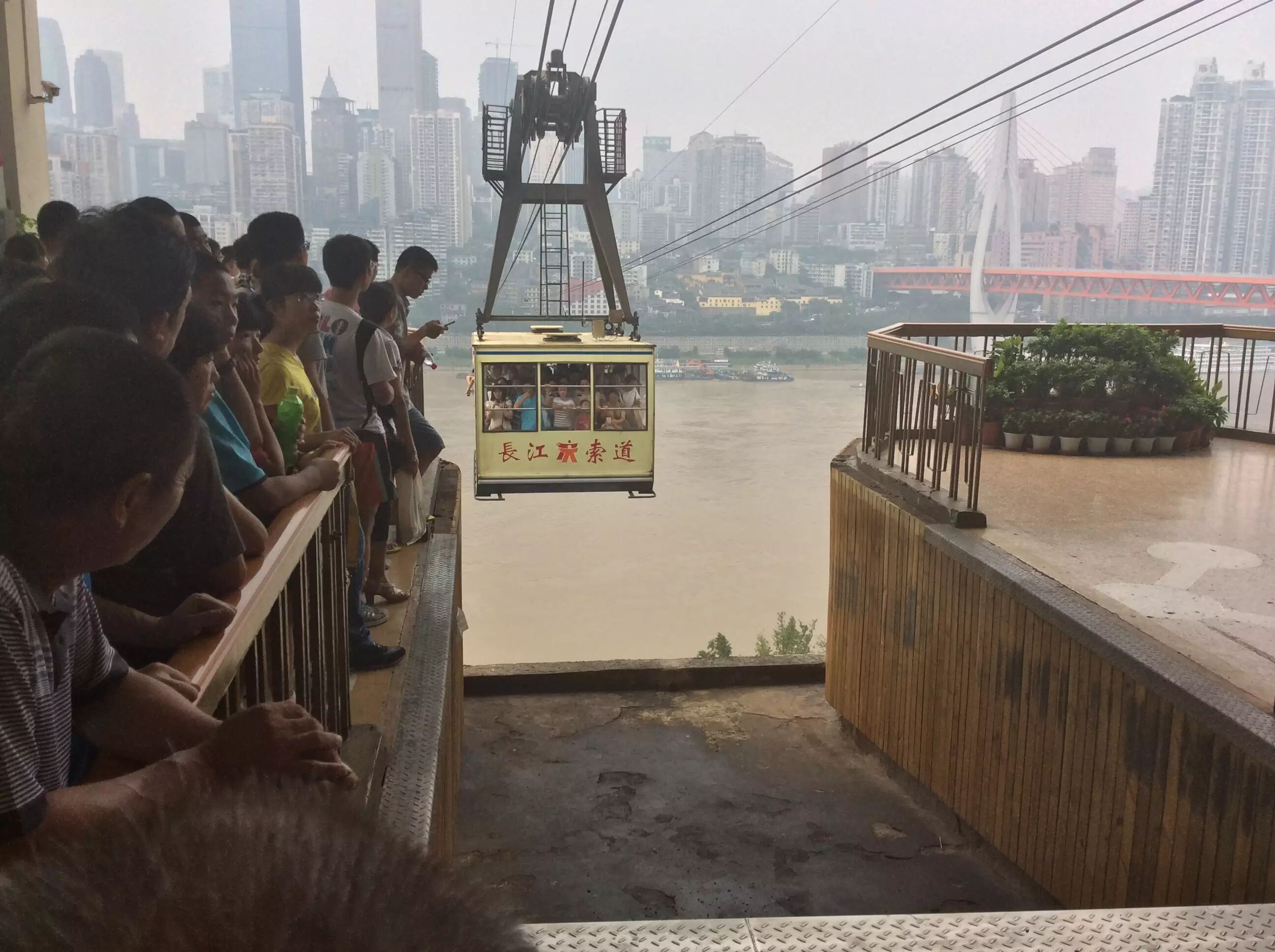 “去坐坐穿楼的轻轨，坐一次索道，到朝天门看夜景，……