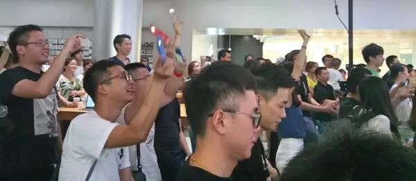 本来以为是讲座，结果听了一场 Live