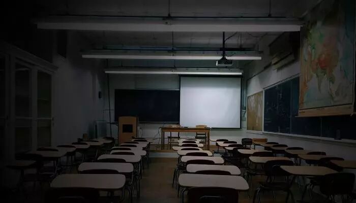 三问“这块屏幕”：知识产权、课堂隐私和基层教师前途