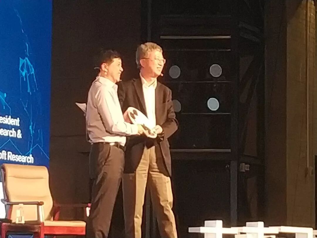 微软洪小文：应该庆幸，我们是第一代跟 AI 一起生活的人类