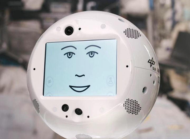 首个上太空的 AI 机器人：谁把“哈尔”和“莫斯”带进现实？
